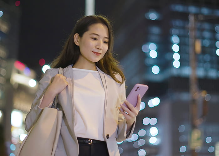 スマホを手にする女性