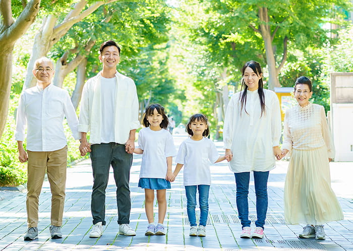 家族が手をつないで並んでいる様子