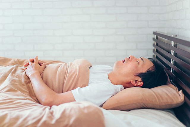 口を開けて寝ている男性